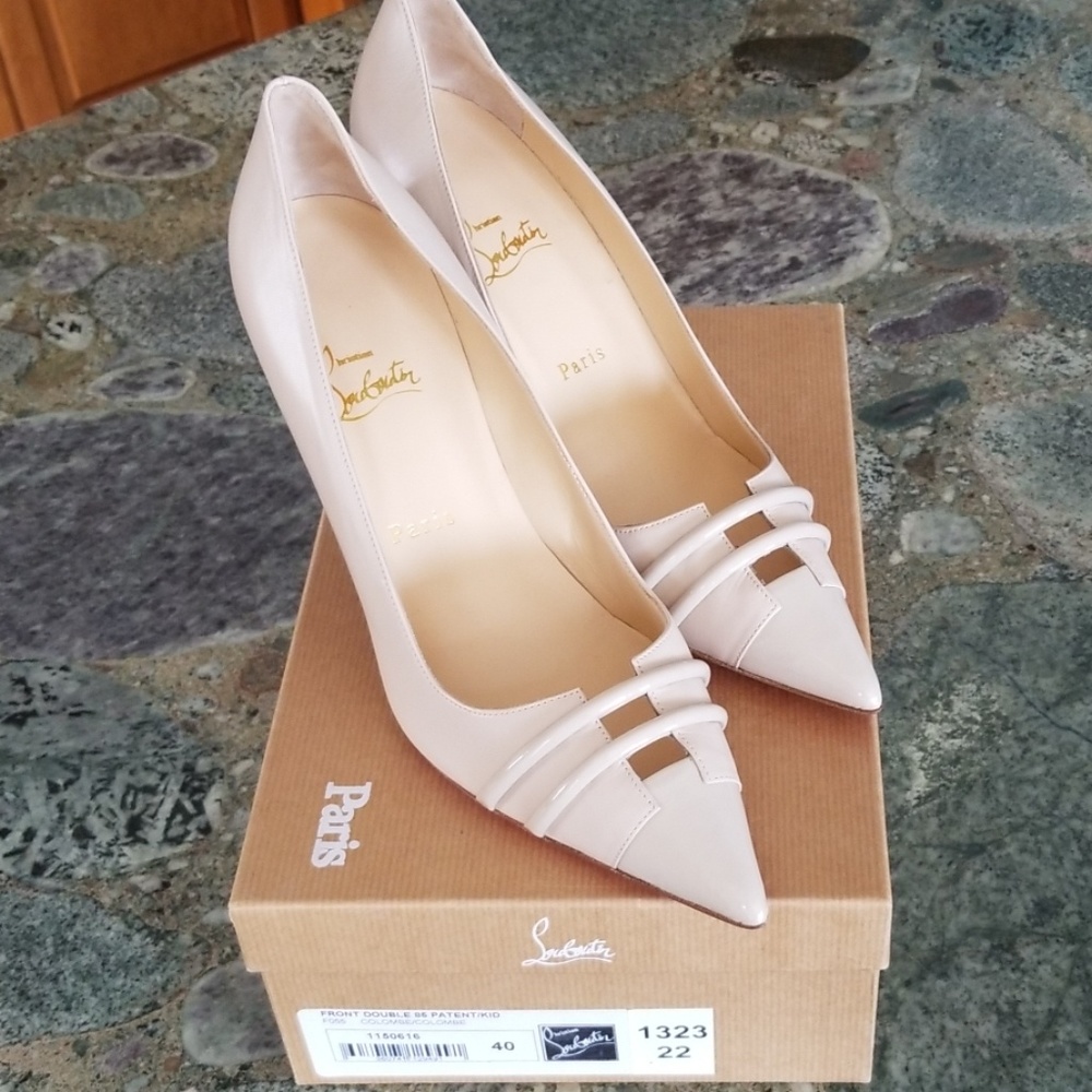 NWT Gorgeous Christian Louboutin Neutral Pump